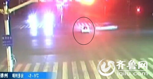 图中比亚迪轿车闯红灯，被出租车给撞了。