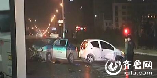 出租车的车头损毁严重，比亚迪承担全部责任。