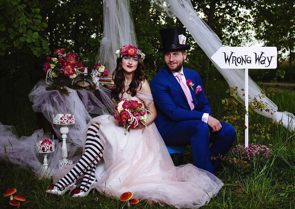 波兰夫妇举行爱丽丝梦游仙境婚礼 如置身仙境