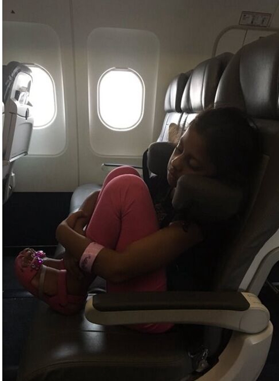 科拉佐的大女儿不敢占用其他空位只能缩在自己座位上睡觉。（图片来源：推特）
