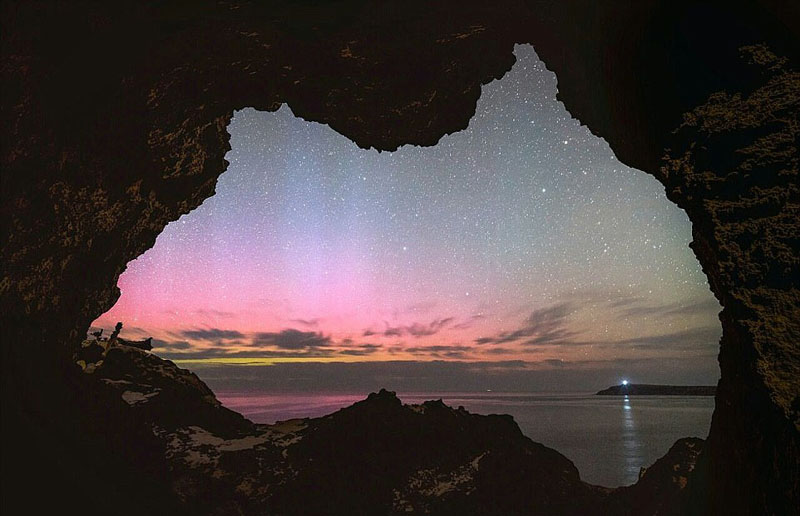 摄影师透过澳大利亚地图形状洞穴捕获南极光