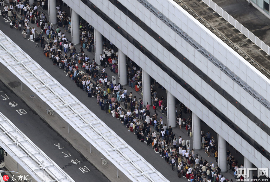 强台风飞燕袭击日本致关西机场关闭 数千人受
