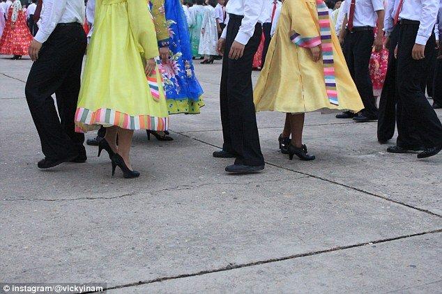 李雪主引领朝鲜时尚 短裙高跟鞋受女性热捧(图)