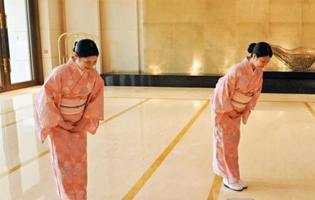 美媒称日本礼仪文化拖累生产率:频繁鞠躬费时