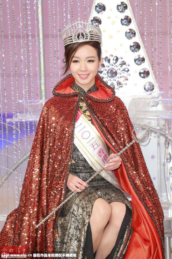 2015年8月30日，香港，2015香港小姐选拔决赛。亚军4号庞卓欣、冠军1号麦明诗、季军9号郭嘉文。