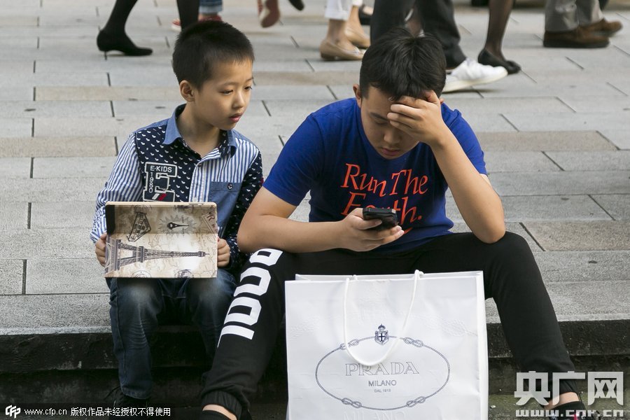 中国游客挤爆东京购物街 男士沦为街边看包客