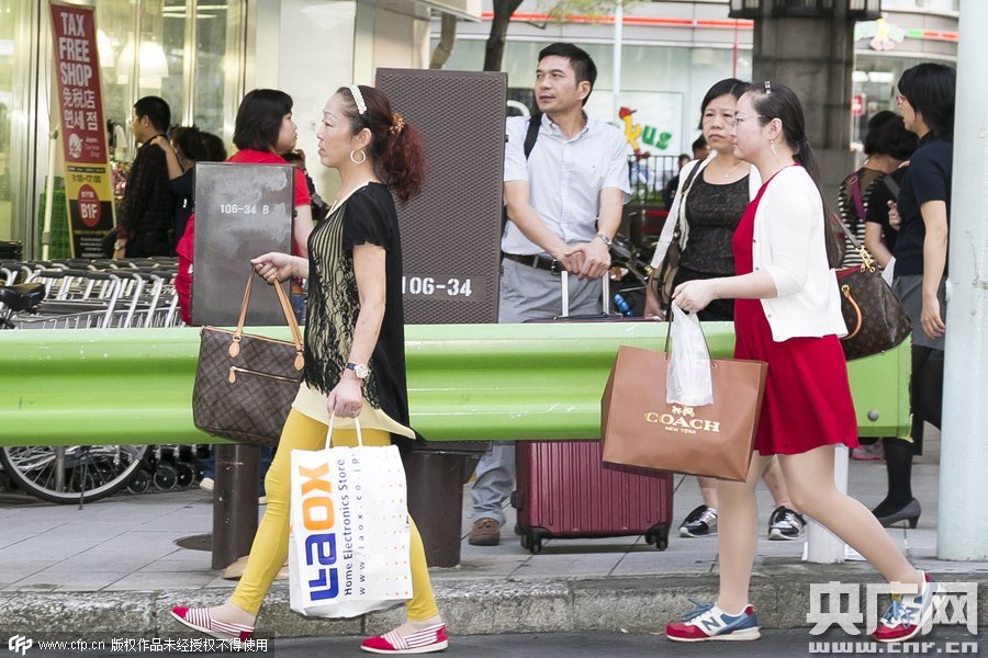 中国游客挤爆东京购物街 男士沦为街边看包客