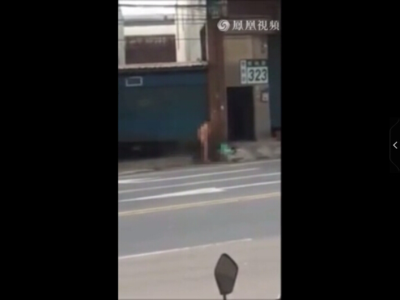 台湾一女子路边脱光光洗澡屁股对街边 路人围观偷笑