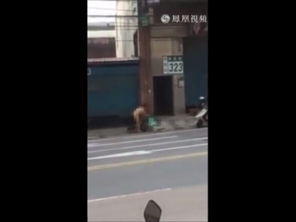 台湾一女子路边脱光光洗澡屁股对街边 路人围观偷笑