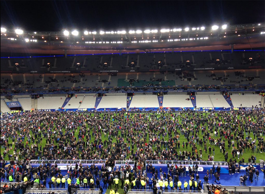 巴黎爆炸发生时正举行球赛 球迷冲进球场