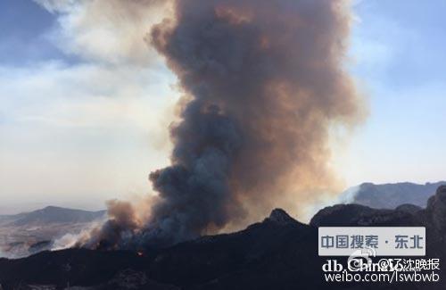 辽宁锦州青岩寺风景区发生火灾 现场浓烟滚滚