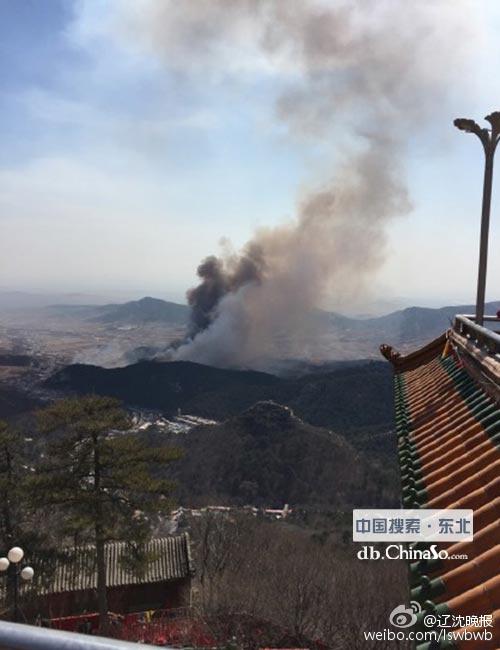 辽宁锦州青岩寺风景区发生火灾 现场浓烟滚滚