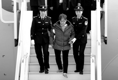 今年11月16日，在首都机场，“百名红通”头号嫌犯杨秀珠走下飞机。新华社发
