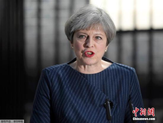 当地时间4月18日，英国首相特蕾莎·梅在首相官邸前发表声明，宣布将在6月8日提前大选。报道称，英国首相府此前尚未透露特蕾莎·梅将发表的声明的具体内容，但这一举动“不同寻常”。