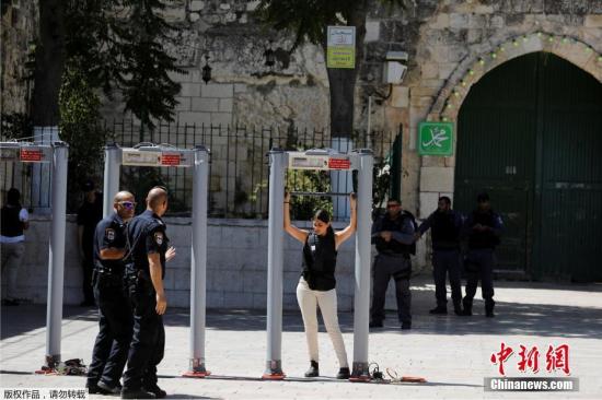 当地时间2017年7月16日，耶路撒冷，以色列重新开放了阿克萨清真寺，但是巴勒斯坦穆斯林拒绝进入。以色列警方在通往圣殿山的入口以及阿克萨清真寺门口加装金属探测器，并将在该区域加设摄像头。负责管理阿克萨清真寺等宗教设施的伊斯兰宗教基金会以以色列警方此举导致“现状发生改变”为由，拒绝向警方开放阿克萨清真寺大门并要求穆斯林在以色列警方新增安保设施拆除前不要前往阿克萨清真寺。 7月14日，三名以色列警察在圣殿山外遭枪击，其中两人身亡。事发后，以色列警方封锁阿克萨清真寺，禁止穆斯林前往礼拜，并关闭耶路撒冷老城穆斯林区大部分商铺以及东耶路撒冷主要商业街店铺，封锁耶路撒冷老城附近交通。图为一名民众接受安检。
