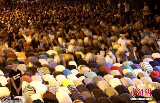 圣殿山既是犹太教也是伊斯兰教圣地，内有阿克萨清真寺，是伊斯兰教第三大圣地。图为巴勒斯坦民众在圣殿山入口处做祷告。