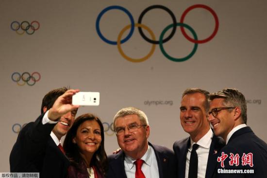 巴黎奥申委联合主席Tony Estangue、巴黎市长Anne Hidalgo、国际奥委会主席巴赫、洛杉矶市长Eric Garcetti及洛杉矶2028奥申委主席Casey Wasserman自拍合影（左起）。