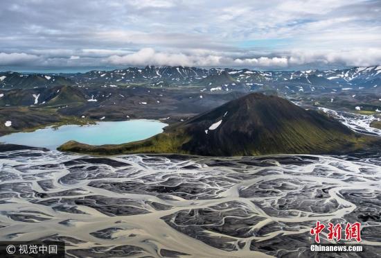 2017年5月18日讯(具体拍摄时间不详)，冰岛，44岁的Stas Bartnikas在冰岛南部300米的空中拍摄下这些火山黑沙与冰川河相融合的壮观景象。图片来源：视觉中国