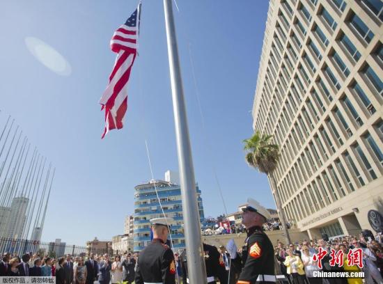 当地时间2015年8月14日，古巴哈瓦那，古巴首都哈瓦那的美国大使馆升起美国国旗，这是54年以来，首次在古巴升起美国国旗。