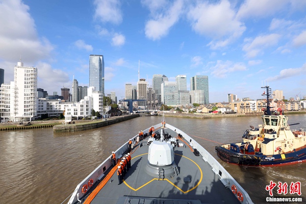 　编队黄冈舰准备通过船闸驶入伦敦港金丝雀码头。 林健 摄