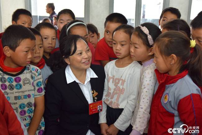 黄俊琼向学生转达习近平总书记带给孩子们的祝福。