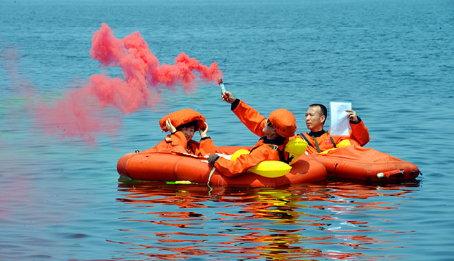 2017年08月17日-邓清明等航天员在烟台进行海上救生训练-摄影：朱九通-(1)