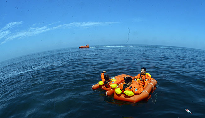 2017年08月17日 邓清明等航天员在烟台进行海上救生训练 摄影：朱九通