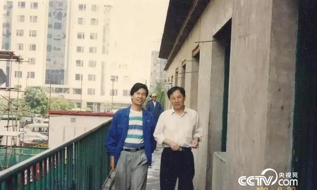 1984年，陆建新在深圳发展中心项目从事工程测量