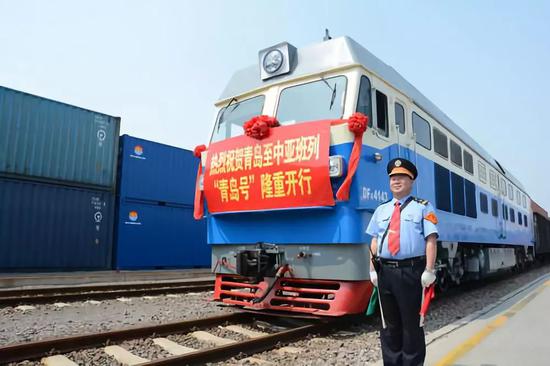 2015年7月1日拍摄，准备出发的“青岛号”货运班列。新华社记者张旭东摄