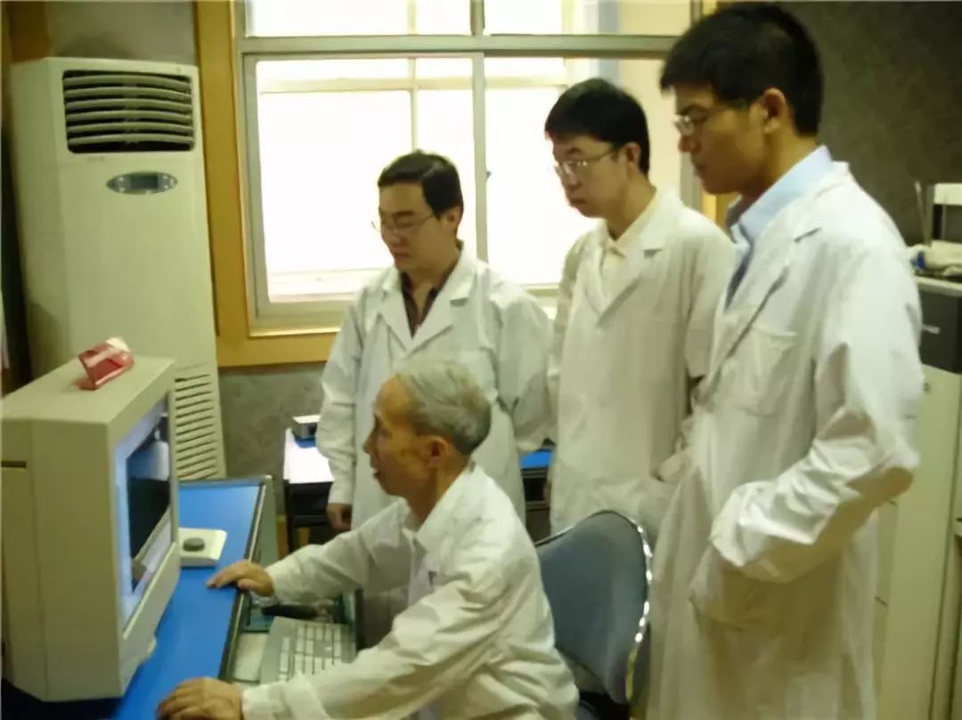 资料图片：李俊贤2006年在测试中心指导工作