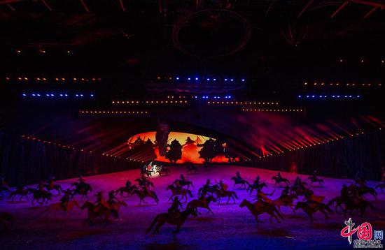 7月18日，在锡林浩特市中国马都核心区马文化演艺厅演出的大型室内实景剧《蒙古马》。 中国网 伦晓璇 摄影