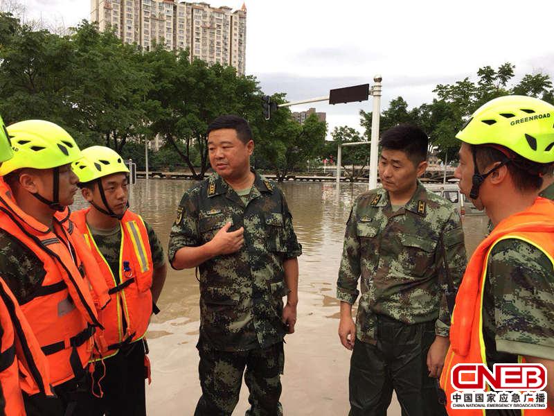杨洪波（右三）在现场指挥救援。（德阳市消防支队供图）