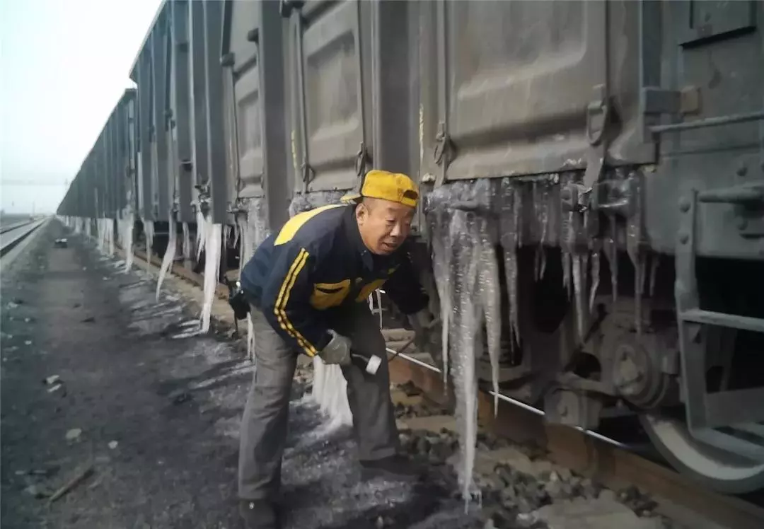 来！一起去看火车下的冰帘洞！