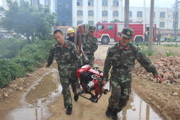 普宁武警协助消防灭火 救出4名受困群众