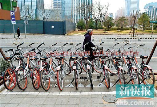 3月17日，在北京市石景山区银河大街，共享单车整齐有序地停放在共享单车推荐停车点。（新华社发）