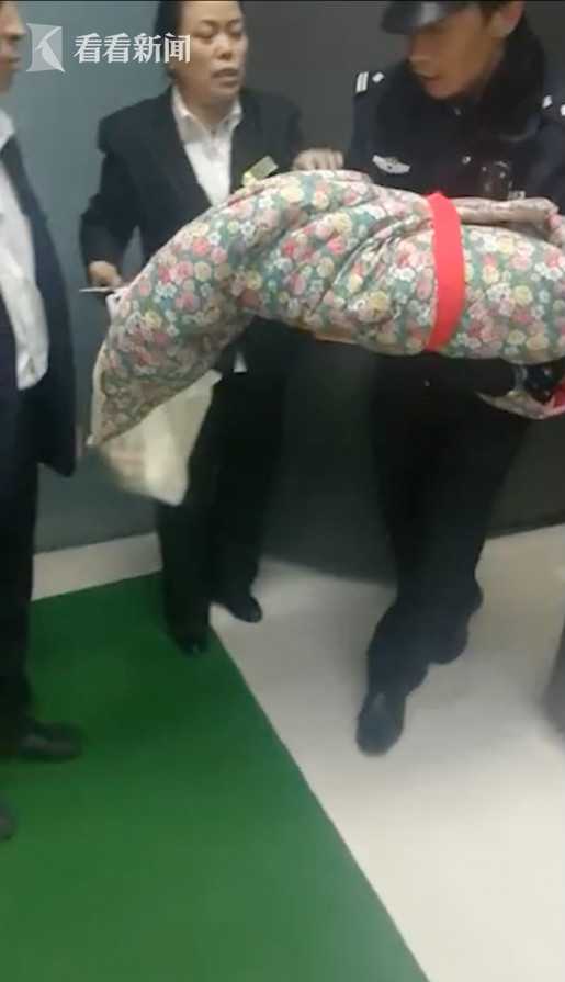 民警将婴儿抱到候车室_meitu_2.jpg