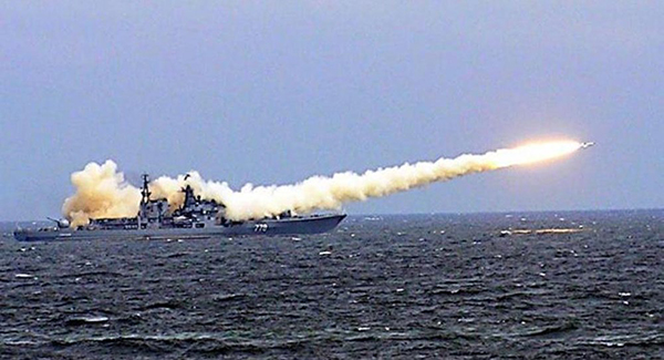 资料图:俄罗斯军舰发射反舰导弹(环球网)